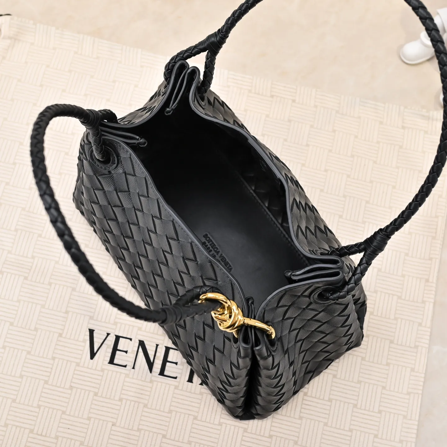 Batch 2060 BOTTEGA VENETA 2025 Autumn New Product Medium Parachuta The long-awaited new medium parachuta is here, with a unique appearance and iconic metal knots, and a whole piece of leather folds the four corners into a parachute shape! The exquisite Knot metal buckle is like putting jewelry on a bag. It is high-end and elegant. Its super capacity can hold all your things! The overall effect of this bag is very different from before. It is neither too delicate to provide a large capacity nor too bulky because of its practicality. It simply provides a perfectly suitable bag for casual and simple people👜 Style number: 5921 Size: 29.5*18.5*17.5cm
